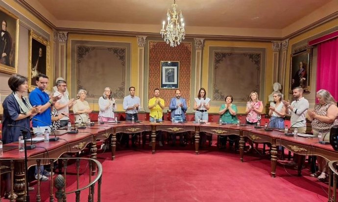 El Pleno de Barbastro puesto en pie aplaude tras el minuto de silencio por el exconcejal José Antonio Torres.