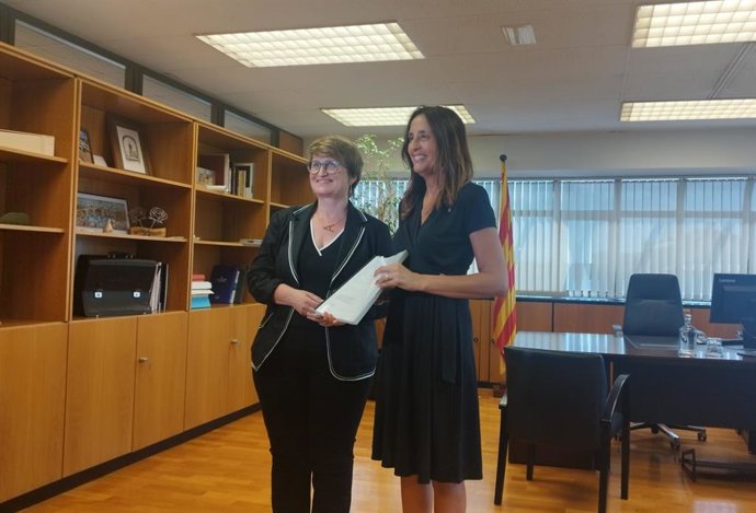 La exconsellera de Educación de la Generalitat, Anna Simó, entrega la carpeta del departamento a la nueva consellera, Esther Niubó.