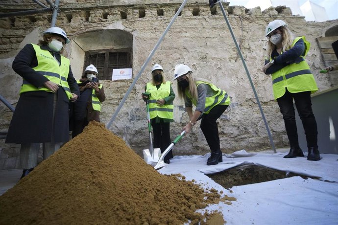 Archivo - La anterior consejera de Cultura y Patrimonio Histórico, Patricia del Pozo, durante la puesta de la primera piedra en el Museo del Flamenco de Jerez de la Frontera el 26 de enero de 2022. ARCHIVO.