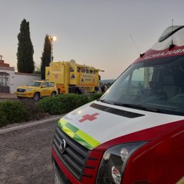 Ambulancia de Cruz Roja presente en el Puesto de Mando Avanzado del incendio de Corbalán