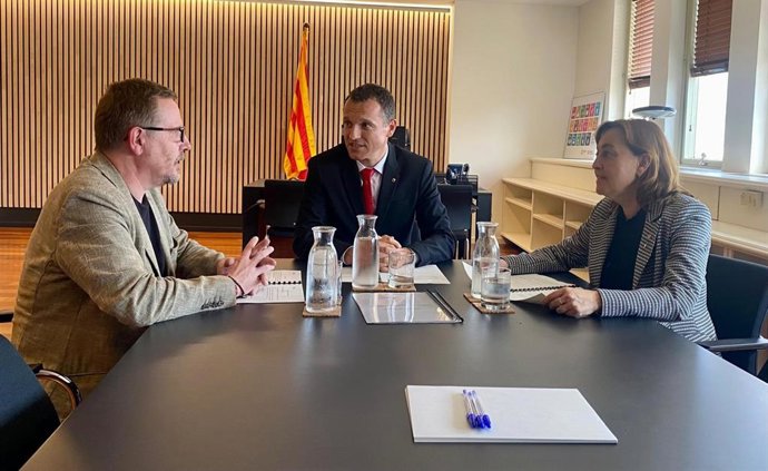 El secretario general Josep Vidal (izq), el nuevo conseller d'Agricultura, Ramaderia, Pesca i Alimentació Òscar Ordeig (centro) y la nueva consellera de Acció Climática i Territori Sílvia Paneque (dcha)