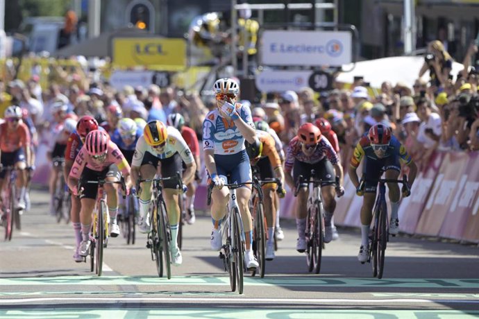 Charlotte Kool celebra la victoria en la primera etapa del Tour de Francia Femmes 2024