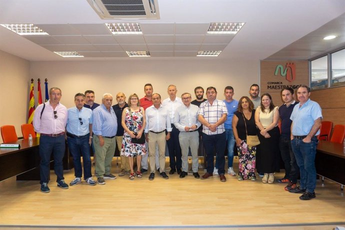 El presidente de la DPT, Joaquín Juste, con los alcaldes de la Comarca del Maestrazgo.