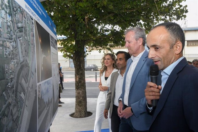 El presidente de la Xunta, Alfonso Rueda, junto al alcalde de Ferrol, José Manuel Rey Varela, en un acto de prenstación del proyecto 'Abrir Ferrol o mar'