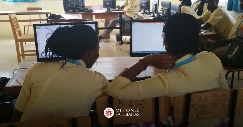 Dos alumnas de las escuelas salesianas.