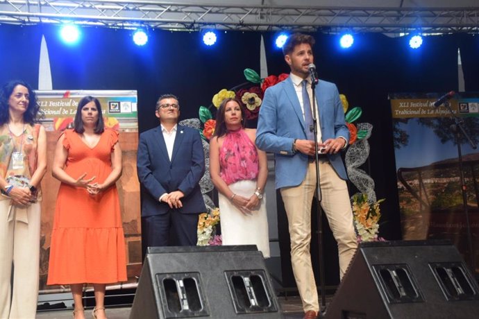 El alcalde de Lanjarón (Almería) toma la palabra en el Festival de Música Tradiciconal de la Alpujarra celebrado en el pabellón Francisco Vega Morata de la misma localidad.