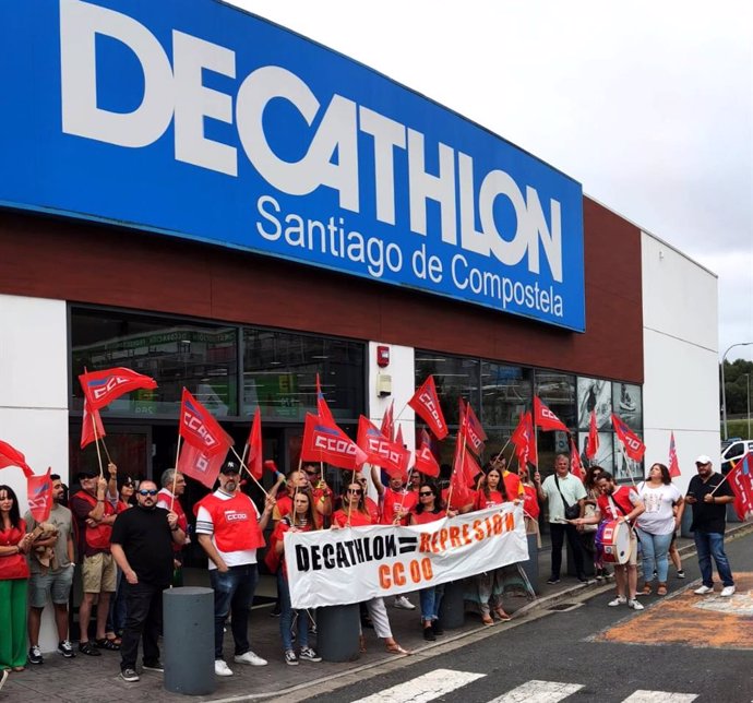 Imagen de la protesta de este lunes ante Decathlon.