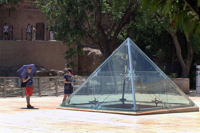 Archivo - Imagen de archivo de turistas en la capital malagueña. 