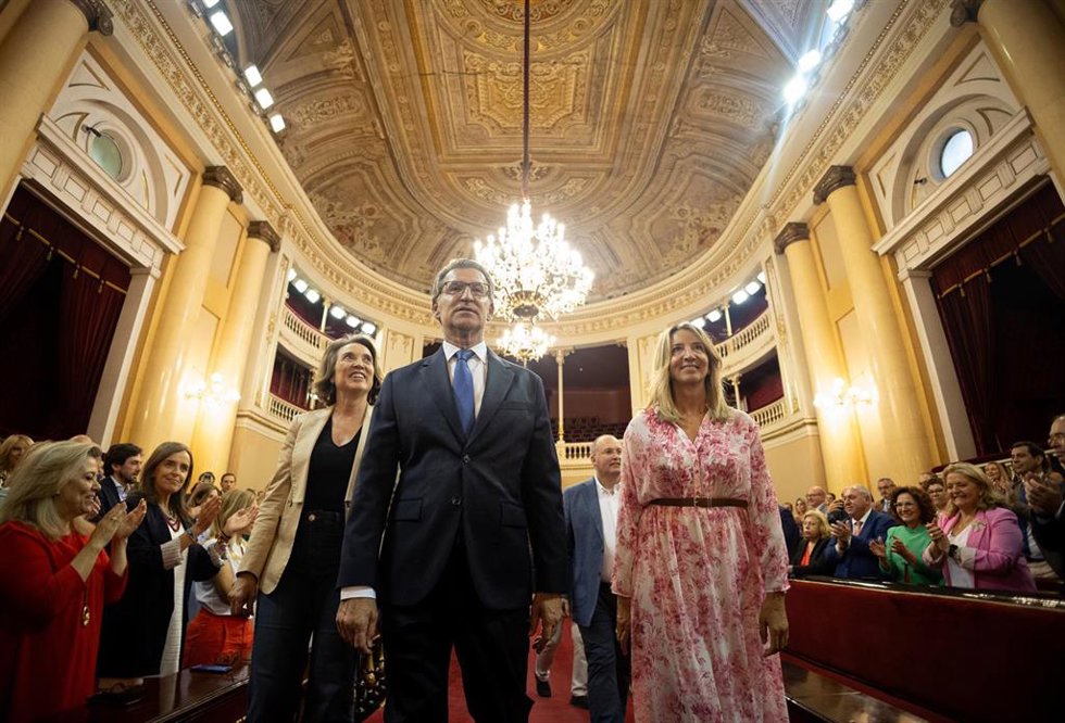(I-D) La secretaria general del PP, Cuca Gamarra; el presidente del Partido Popular, Alberto Núñez Feijóo, y la portavoz del PP en el Senado, Alicia García, a su llegada a una reunión con los grupos parlamentarios del partido Popular, a 24 de julio de 2