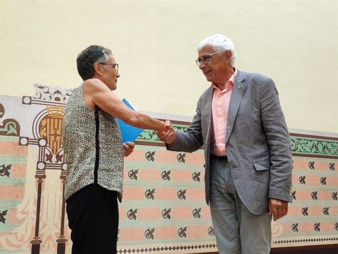 El conseller saliente de Salud, Manel Balcells, entrega la cartera de su departamento a la nueva consellera, Olga Pané, en la sede de la Conselleria de Salud en Barcelona, a 12 de agosto de 2024