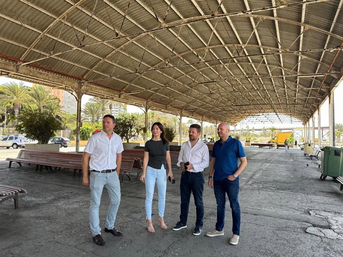 La presidenta de la APA, Rosario Soto, y el secretario general para la Cultura, José Ángel Vélez, visitan el tinglado del Puerto de Almería junto a los técnicos de Edificación e Infraestructuras.