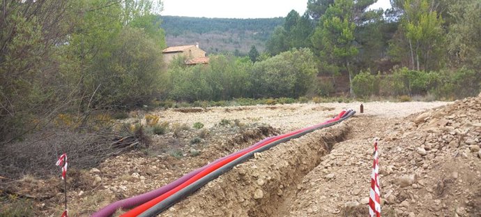 Archivo - Nueva canalización de agua potable en La Iglesuela del Cid (Teruel).
