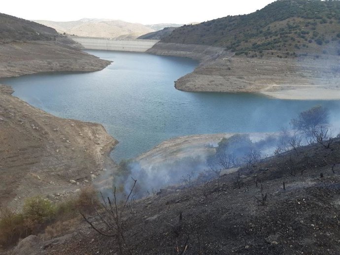 Fuego cercano a la presa de Enciso