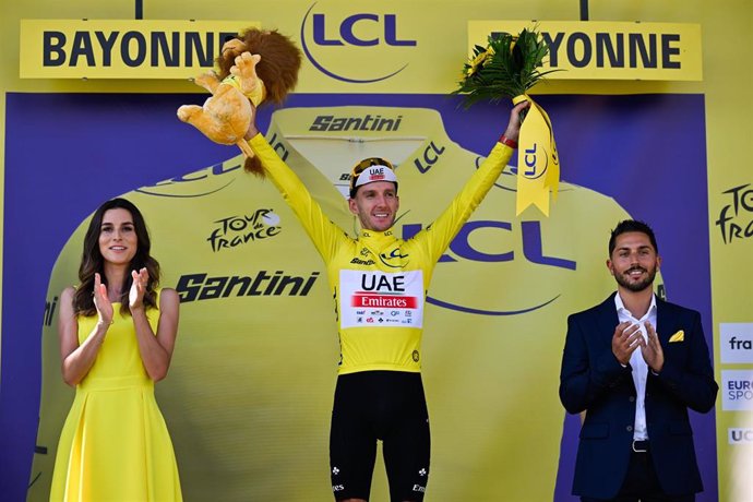 Archivo - Adam Yates en el podio tras una etapa del Tour de Francia 2023