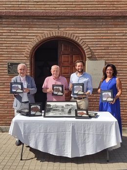 El alcalde de Monzón y presidente de la DPH, Isaac Claver; la concejal de Comercio, Sonia Bastinos; el presidente de CEOE Cinca Medio, Ángel Mas; y el obispo de Barbastro-Monzón, Ángel Pérez, muestran 'La tarta de Monzón', elaborada por las clarisas.