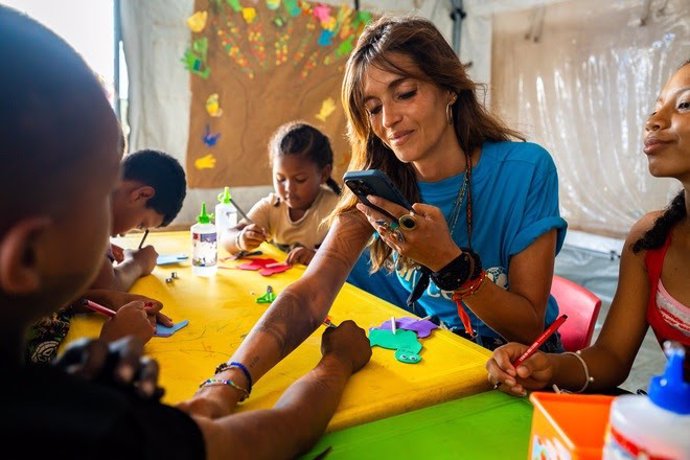 Sara Carbonero con los niños que atraviesan la selva de Darién.