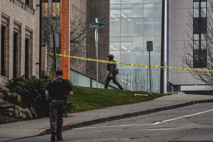 Archivo - 12 December 2022, US, Everett: S.W.A.T team surrounds Snohomish County Campus after a suspect had entered the campus with two rifles and a gun. Everett Police announced that the suspect had been taken into custody, and no injuries had been repor