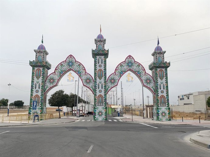 Portada de la Feria Real de Puente Genil, ya montada para su edición de 2024, a celebrar entre el 15 y el 19 de agosto.