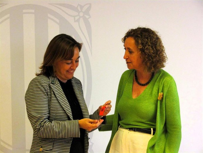 La nueva portavoz del Govern y consellera de Territorio, Transición Ecológica y Vivienda de la Generalitat, Sílvia Paneque, y la ya exconsellera Ester Capella