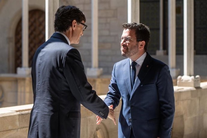 (I-D) El expresident de la Generalitat, Pere Aragonès (d) y el nuevo president de la Generalitat de Cataluña, Salvador Illa (i), durante la toma de posesión de Salvador Illa como president de la Generalitat