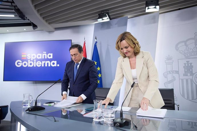 El ministro de Asuntos Exteriores, Unión Europea y Cooperación, José Manuel Albares, y la ministra portavoz, Pilar Alegría, tras una rueda de prensa 