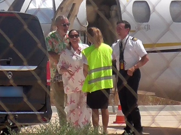 Agustín Pantoja e Isabel Pantoja a su llegada a Murcia.