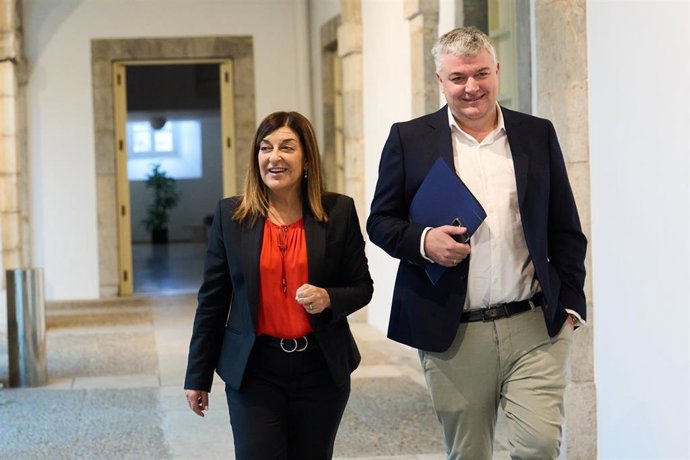 Archivo - La presidenta de Cantabria, María José Sáenz de Buruaga, y el consejero de Economía, Luis Ángel Agüeros.