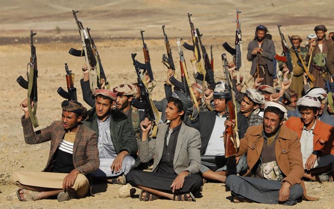 Archivo - January 22, 2024, Sanaa, Yemen: Tribal supporters of Yemen's Houthis hold up their weapons during armed a protest against the U.S. government designating Houthis as a terror group in Sanaa, Yemen. The Iran-backed Houthis in Yemen claimed respons