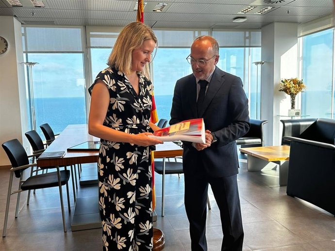 La nueva consellera de Derechos Sociales e Inclusión, Mónica Martínez Bravo, recibe la cartera del departamento de la mano de su predecesor, Carles Campuzano.