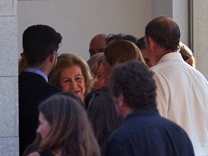 La Reina Doña Sofía con sus sobrinos, Beltrán, Bruno y Simoneta durante el tanatorio de Juan Gómez-Acebo y de Borbón.