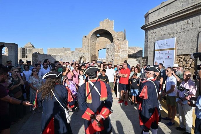 Actores explican a los asistentes la historia del castillo de San Sebastián de Cádiz en el día de su reapertura tras seis años cerrado.
