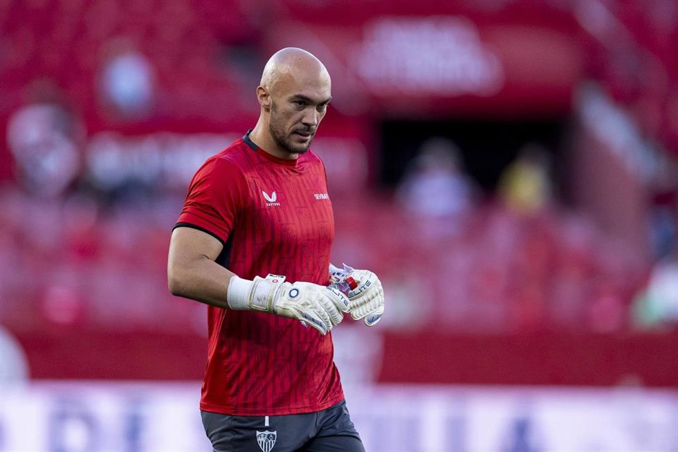 Archivo - Marko Dmitrovic con el Sevilla FC