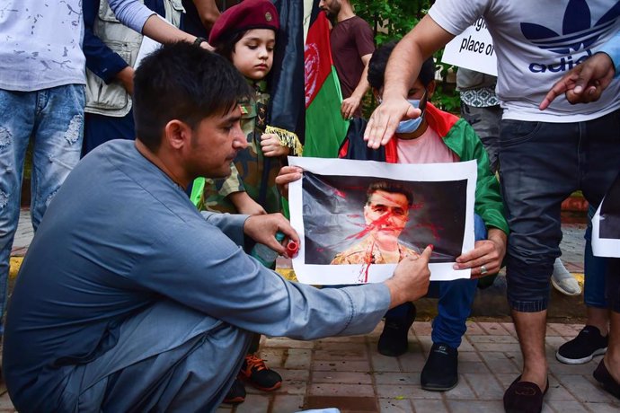 Archivo - Imagen de archivo de ciudadanos afganos pintando una imagen del entonces jefe del Servicio de Inteligencia paquistaní, el teniente general Faiz Hameed, en una protesta contra Pakistán en Nueva Delhi, India