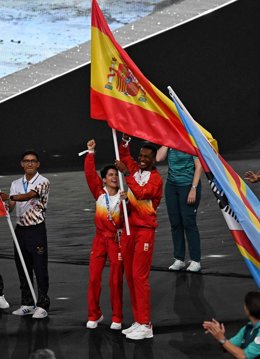 Los atletas María Pérez y Jordan Díaz ejercieron este pasado domingo de abanderados del equipo español en la ceremonia de clausura de los Juegos Olímpicos de París 2024