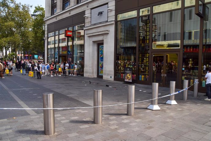 Cordón policial tras un apuñalamiento en Leicester Square, Londres