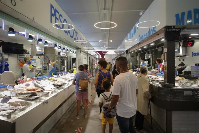 Archivo - Varias personas en un mercado