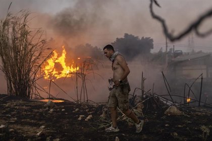 El incendio que afecta a la zona de Atenas se cobra su primera víctima mortal