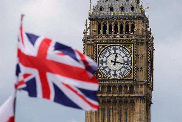 Archivo - Bandera del Reino Unido con el Big Ben de fondo