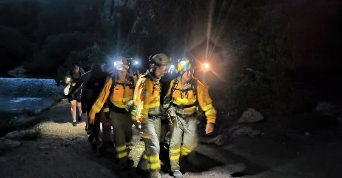 Efectivos de emergencias intervienen en el rescate de una mujer que se había caído en las pozas del río Alhárabe, en el término municipal de Moratalla (Murcia)