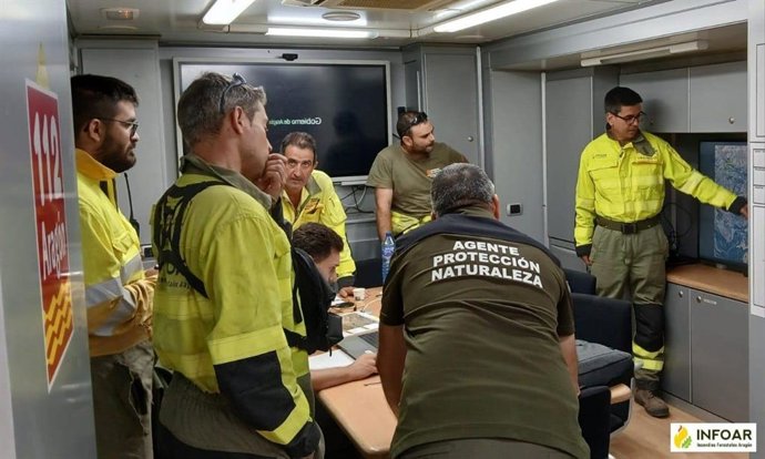 El director de extinción, Alfredo Ferrán, organiza los medios que trabajan en el incendio forestal de Corbalán desde el puesto de mando avanzado.