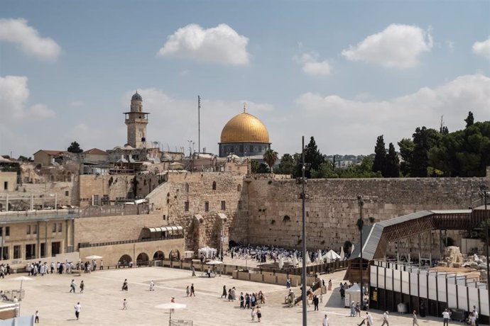 Muro de las Lamentaciones junto a la Explanada de las Mezquitas en Jerusalén