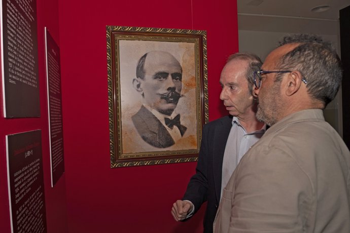 Archivo - El presidente de la Diputación de Cáceres, Miguel Ángel Morales, y el director del Servicio de Memoria Democrátiva, Fernando Ayala, en la inauguración de la muestra en Cáceres