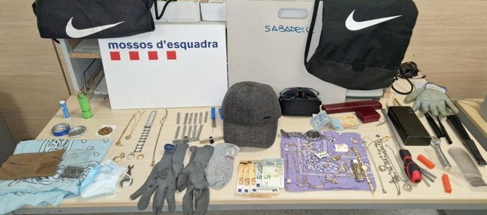 Artículos incautados a los dos detenidos por un presunto robo con fuerza en un domicilio de Sabadell (Barcelona)