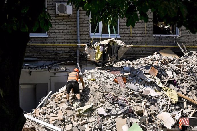 Reconstrucción de un edificio destruido por ataques en Zaporiyia