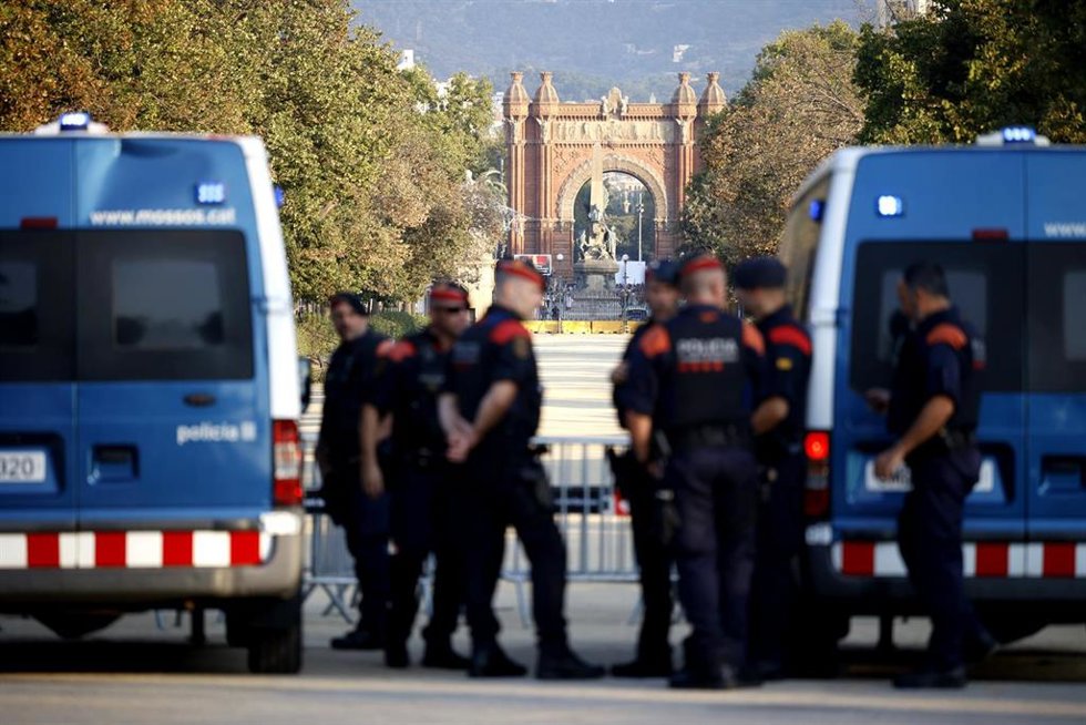 Agentes de los Mossos d' Esquadra y varias personas en las inmediaciones del Parlament de Cataluña, en el parque de la Ciutadella, en el Parlament, a 8 de agosto de 2024, en Barcelona, Catalunya (España)