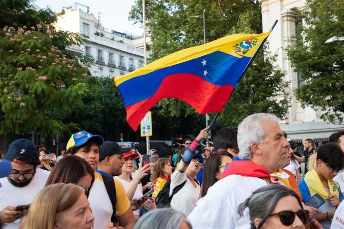 Decenas de personas durante una concentración de apoyo a Venezuela, en la plaza de Cibeles, Madrid
