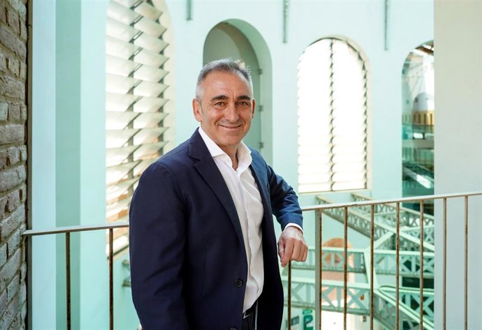 El conseller de Agricultura de la Generalitat Valenciana, Miguel Barrachina, posa tras una entrevista para Europa Press, en la Conselleria de Agricultura