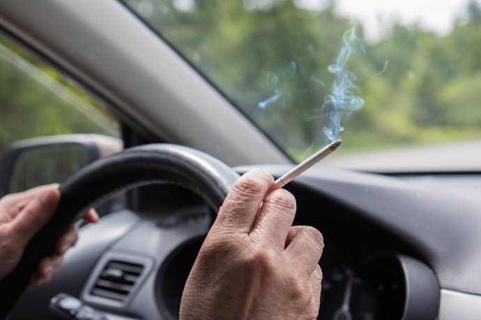 Archivo - Imagen de archivo de una persona fumando en el coche.