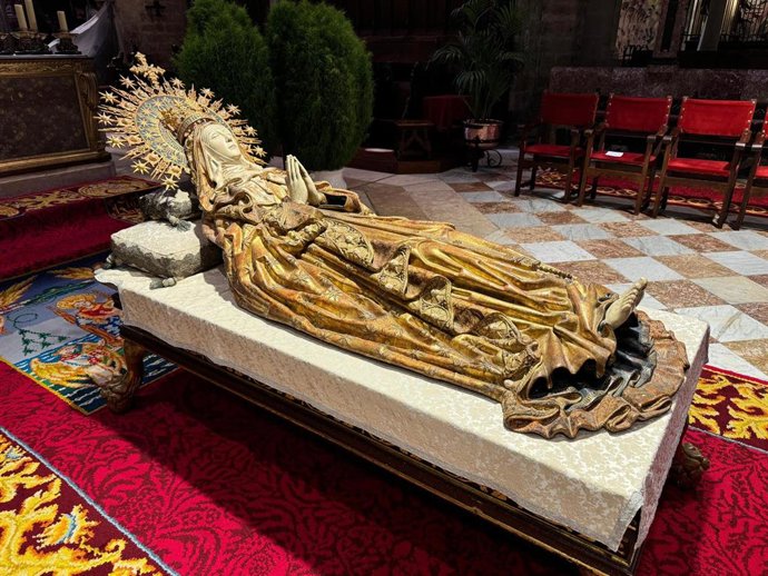 La Mare de Déu en el altar mayor.