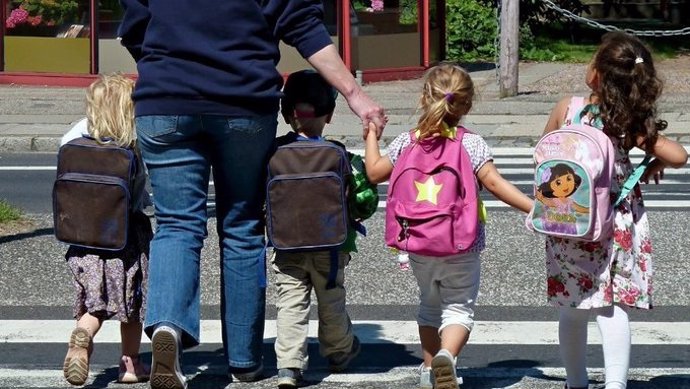 Archivo - Imagen de archivo de un grupo de niños yendo al colegio (educación, menores, colegio, inicio del curso)